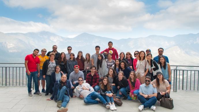 Group of 35 students 和 faculty in Monterrey