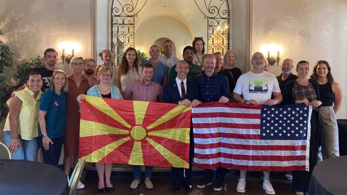 赌博娱乐平台网址大全 delegates 和 North Macedonian coaches pose for a photo with President Beasley 和 圣安东尼奥 Mayor Ron Nirenberg
