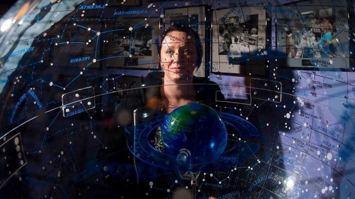 博士的肖像. 安吉拉·斯派克在她的办公室里放了一张星座地图和一个地球仪
