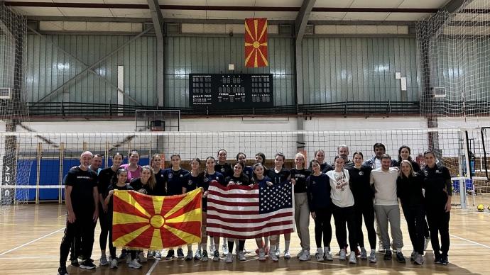 the 赌博娱乐平台网址大全 delegation 和 North Macedonian host representatives posed for a photo in a gym, holding up a USA flag 和 a North Macedonian flag