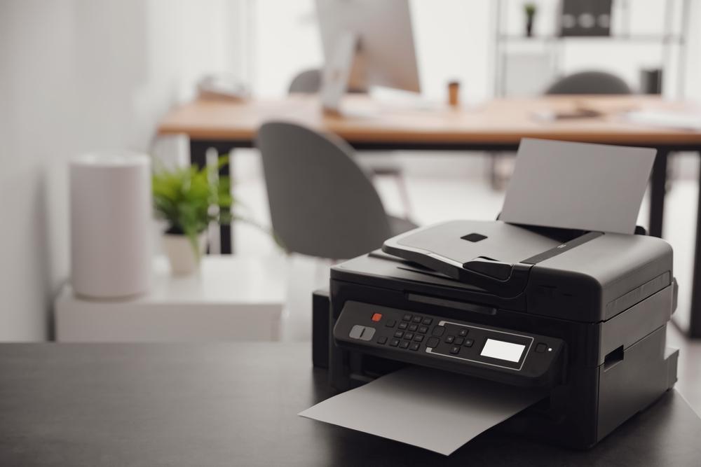 桌子上的黑色打印机