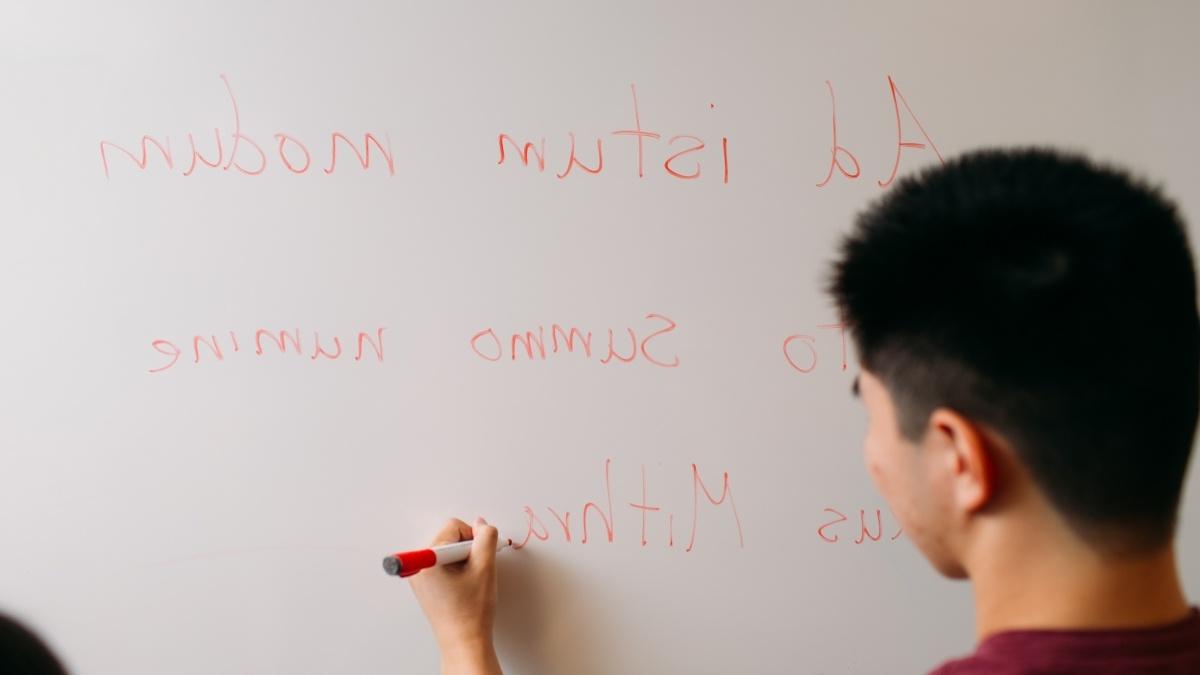 一个学生在白板上写字