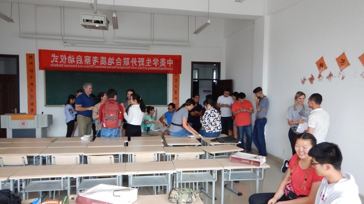 在中国学习期间，赌博娱乐平台网址大全的学生与中国学生在教室里聚会